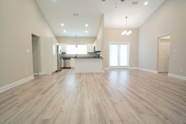 Building Photo - Gulf Breeze 3BR/2BA Townhome – Vaulted Cei...