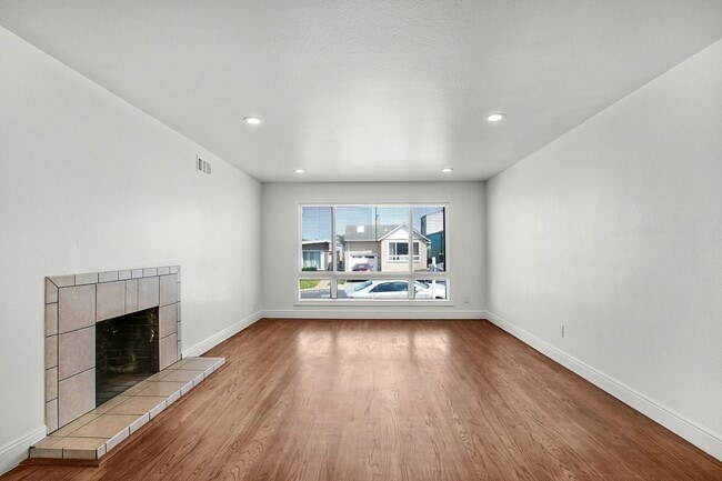 Building Photo - 3/1 Available Now Daly City