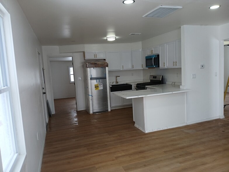 Building Photo - 2128 Vermont St