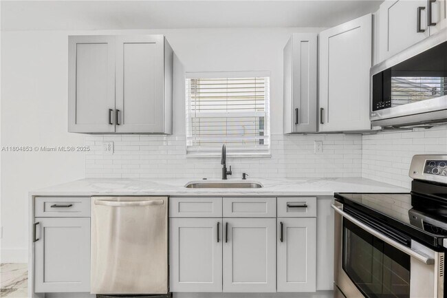 Building Photo - 809 SW 17th St