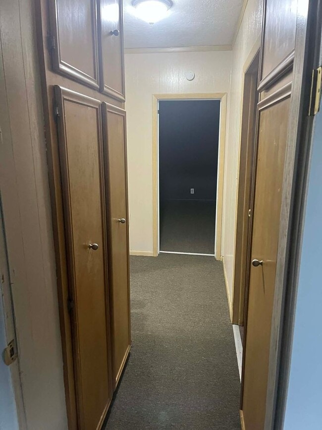 Building Photo - 901 W 7th St