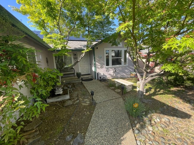 Building Photo - Oroville-Furnished-Turnkey-3 bedroom 2 bath home, hot tub, gazebo, landscaped yard, solar