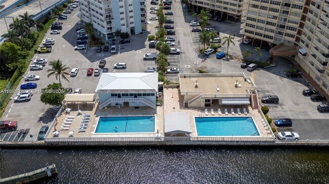 Building Photo - 1817 S Ocean Dr
