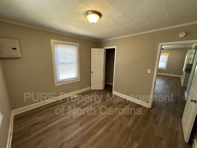 Building Photo - 603 Robbins St