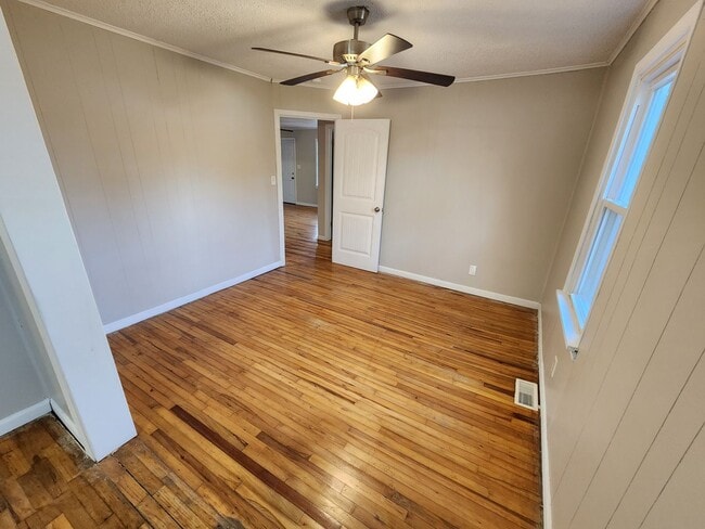 Building Photo - Spacious 3-Bedroom, 2-Bathroom Home AVAILA...