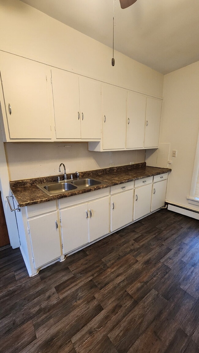 Building Photo - 2 Bedroom, 1 Bathroom with Laundry & Off Street Parking - Available August 1st!