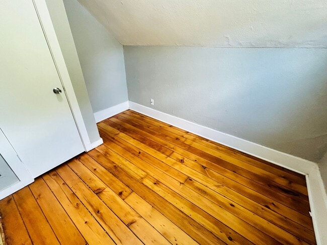 Building Photo - Section 8 Approved! - Great 3 Bedroom - 1 ...