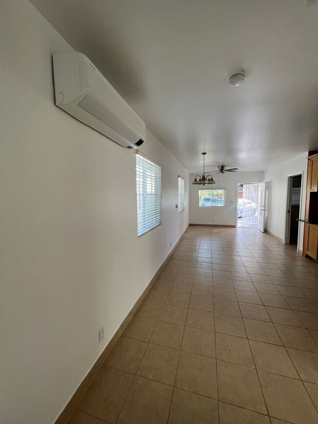 Building Photo - 2 Bed 1 Bath Front House In South Gate