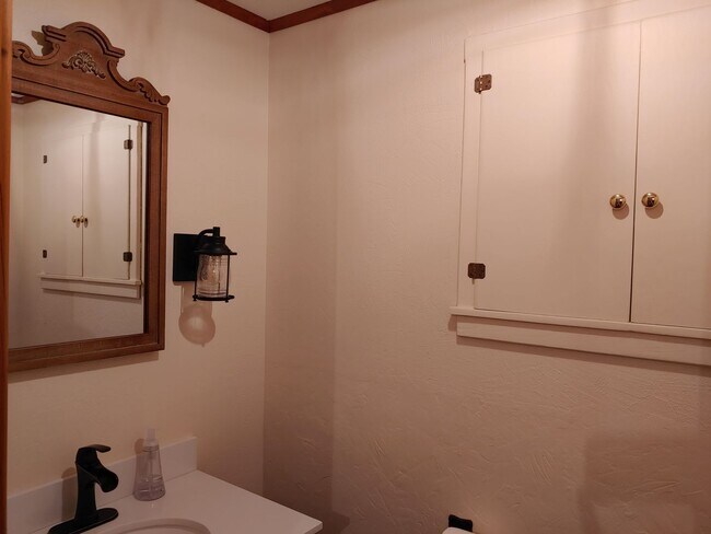 Building Photo - Fully Furnished Executive Sander's Beach Rental