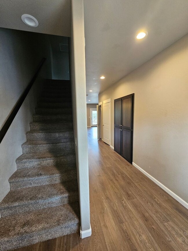 Building Photo - Beautiful Townhome in East Medford