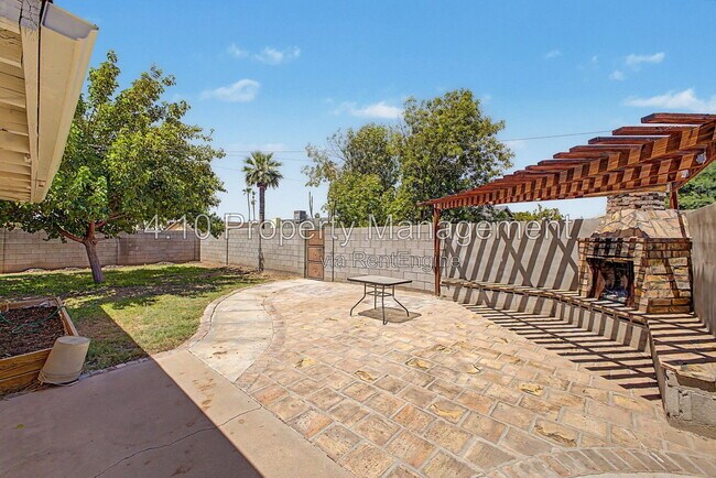 Building Photo - 2104 N Comanche Dr