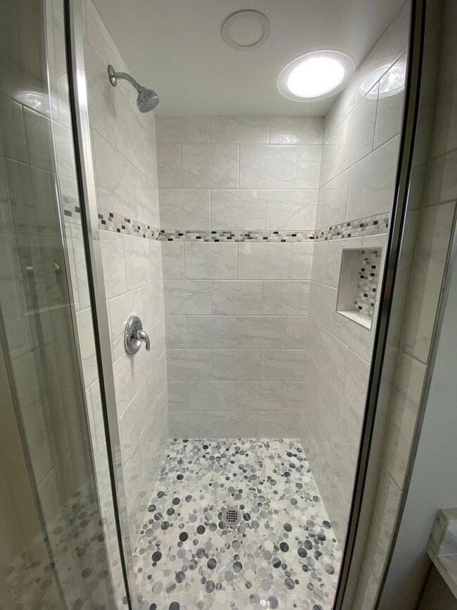 Building Photo - 3 Bed-2 Bath Single Story Home Lakeside with RV parking