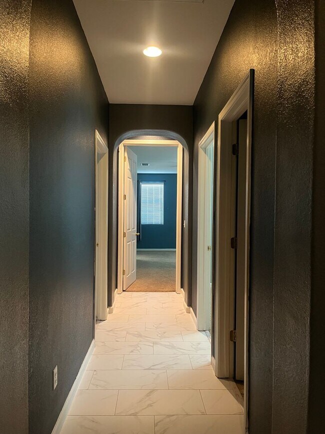 Building Photo - Beautiful home with spacious yard
