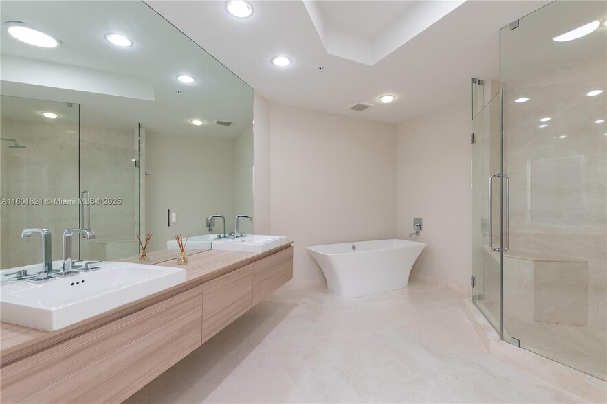 Building Photo - 17111 Biscayne Blvd