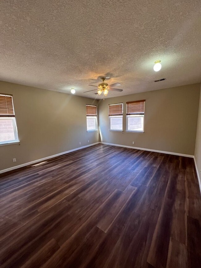 Building Photo - Beautiful 4 bedroom , 2.5 Bathroom 3 car g...