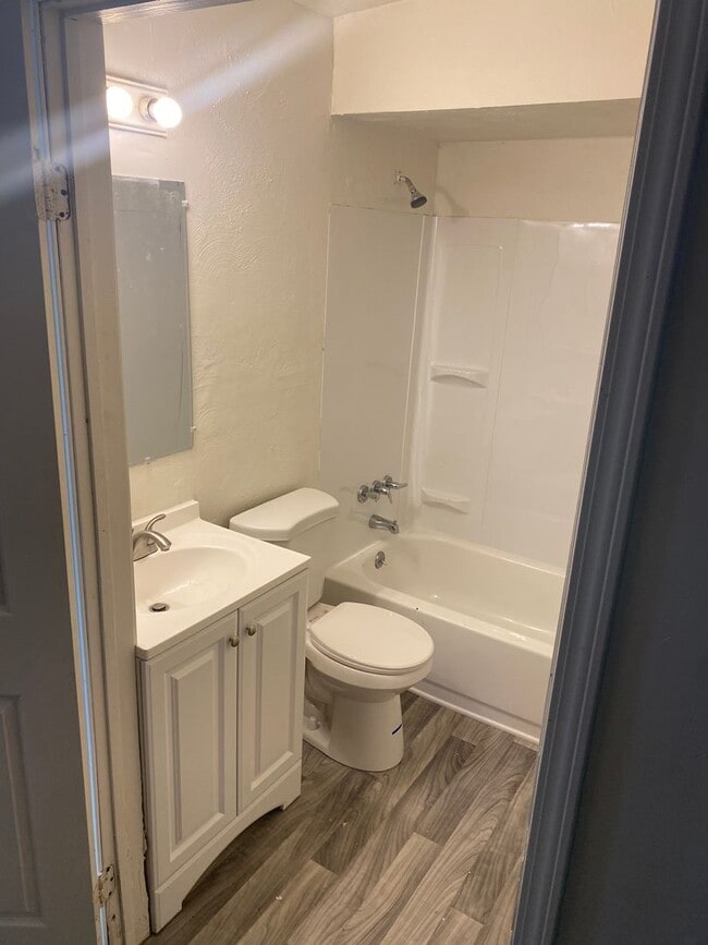 Building Photo - Fully Renovated 1 Bedroom Bungalow for Rent