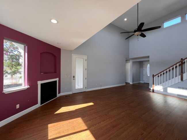 Building Photo - FANTASTIC 2 STORY HOME, 3 bedroom, 2.5 bat...
