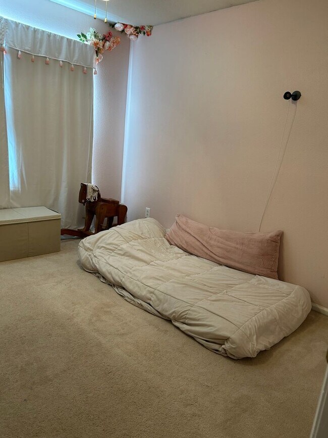 Building Photo - Welcome to your new home!  3 beds, 2.5 bat...