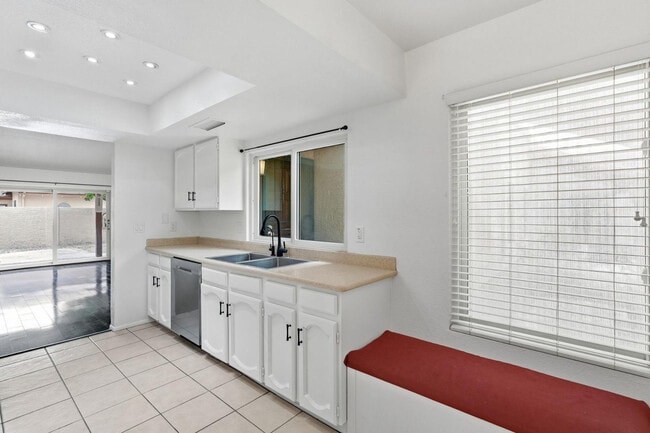 Building Photo - 715 W Boxelder Pl