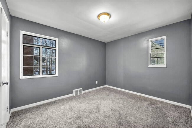 Building Photo - 422 E 222nd St