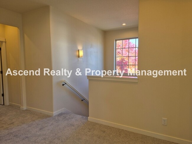 Building Photo - Available Immediately Minutes to Orenco Sh...