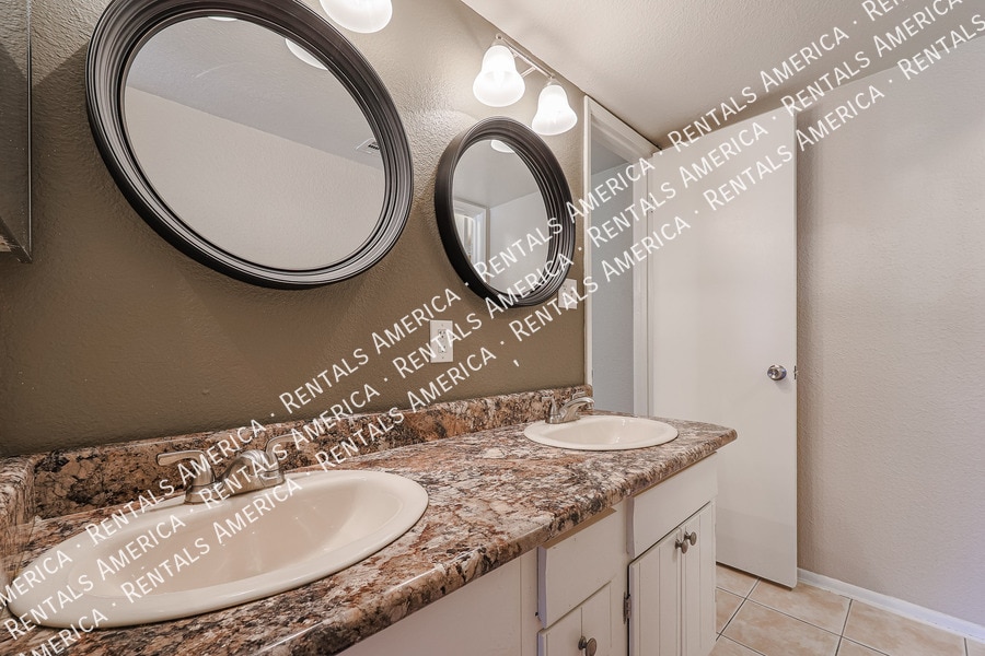 Building Photo - 4555 W Continental Dr