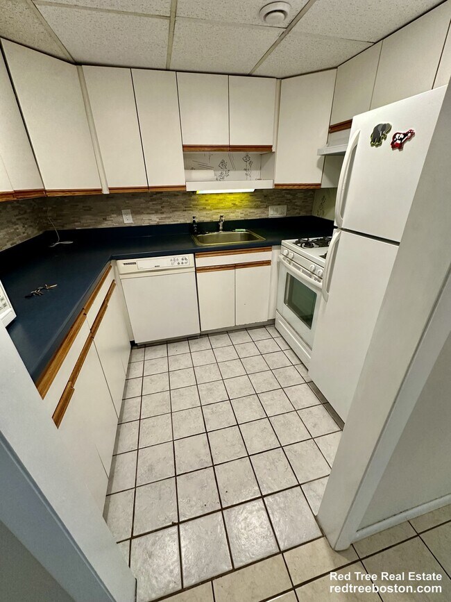Building Photo - 44 Broadlawn Park