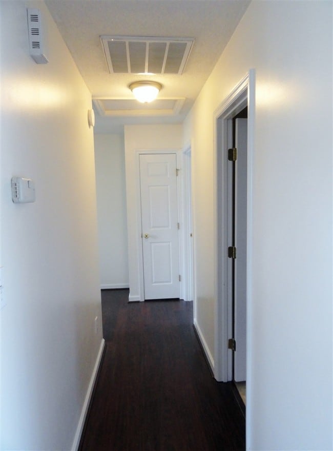 Building Photo - 126 Daphne Dr