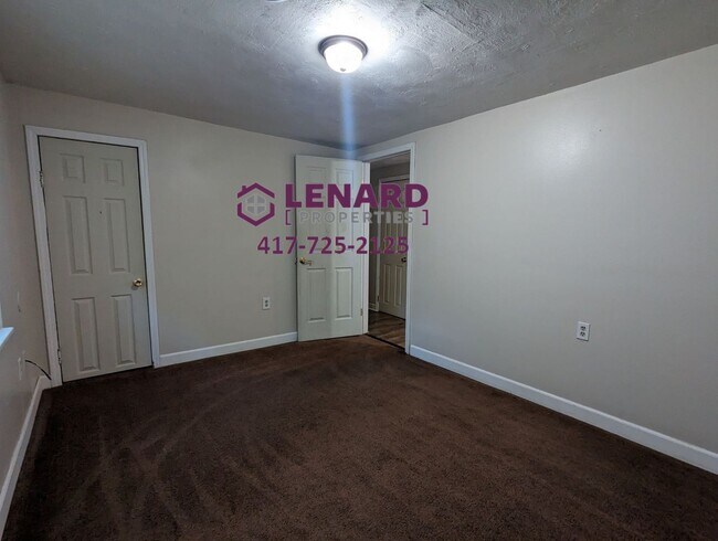 Building Photo - 2 Bedroom, 1 Bathroom Home!