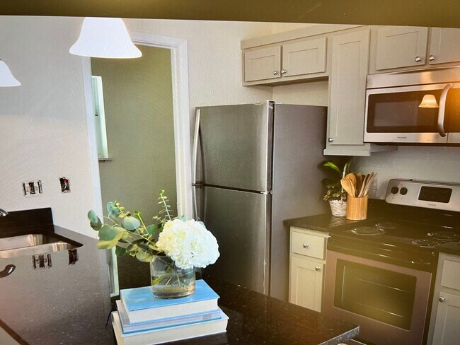 Building Photo - LIVINGSTON2701-03