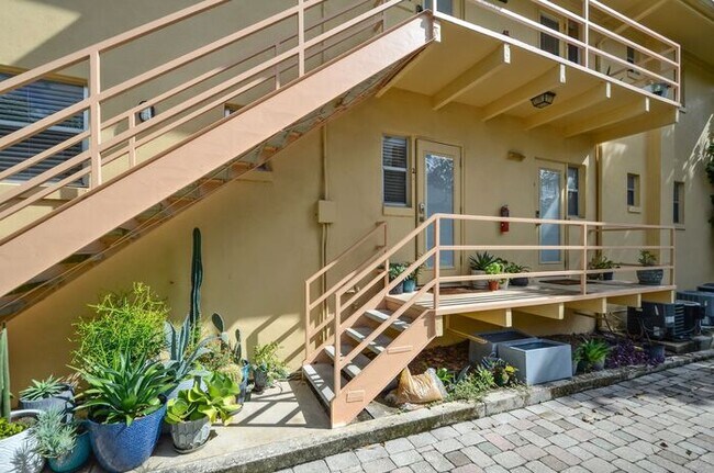 Building Photo - 2/2 condo downtown-Walk to Lake Eola