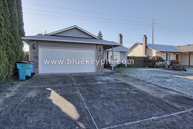 Building Photo - 3 Bed, 2 Bath Home in Orchards with Fenced...