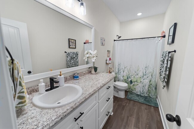 Building Photo - Comfort & Style Meet in This Beautiful 4 Bedroom Midway Home