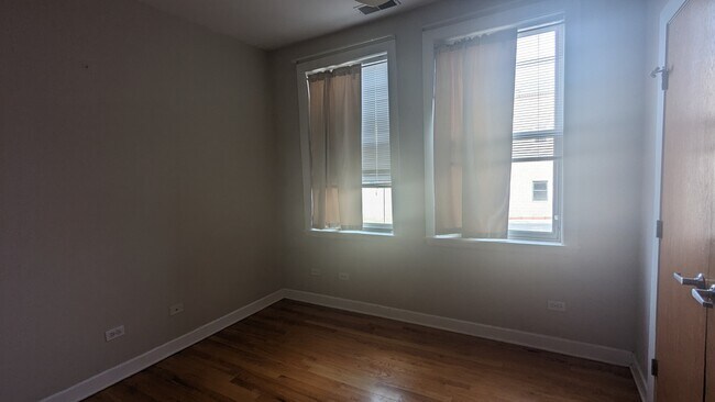 Building Photo - 1738 W Belmont Ave