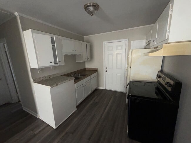 Building Photo - 3015 Batavia St