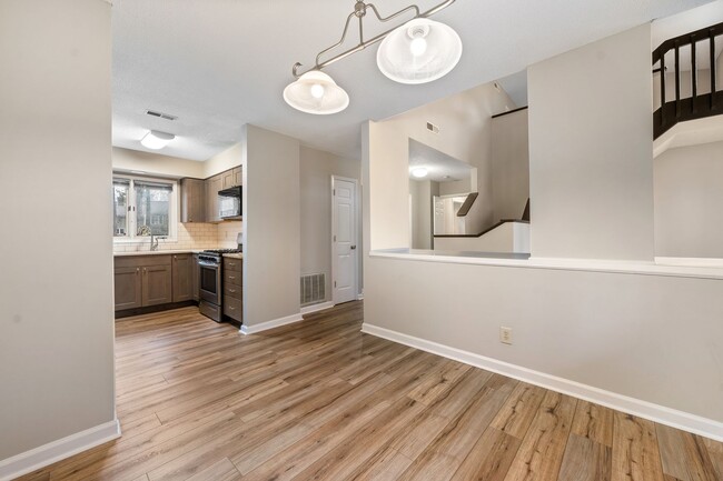 Building Photo - 5 MONTH LEASE 1 Bed 1 Bath End Townhome in...