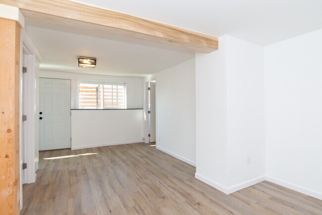 Building Photo - Fantastic 1 bedroom 1 bathroom condo in Queen Anne- Available NOW!