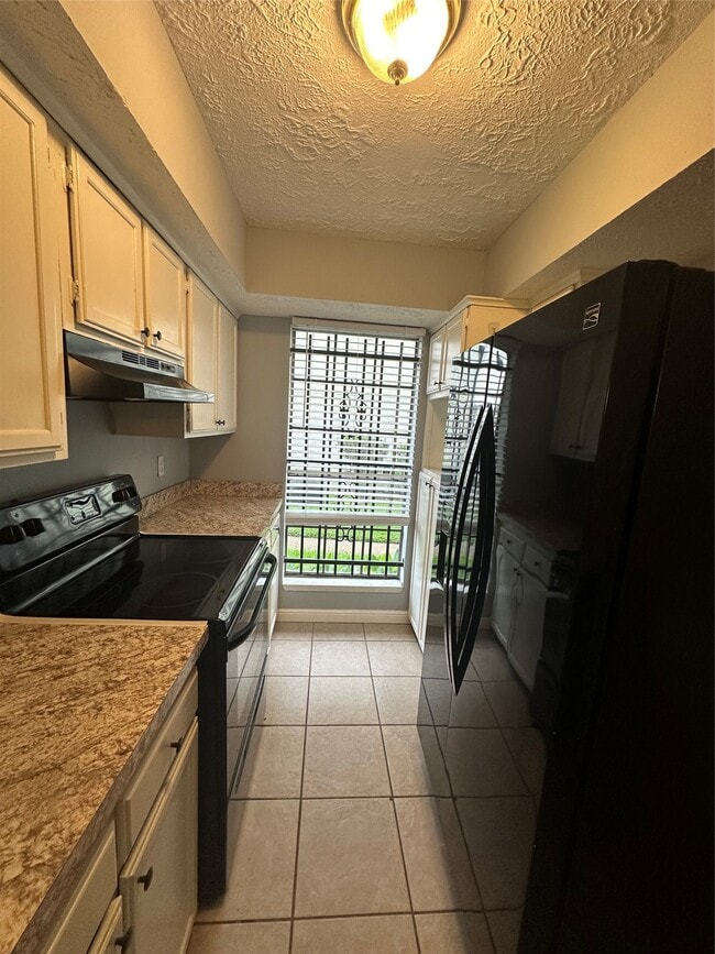 Building Photo - 8636 Village of Fondren