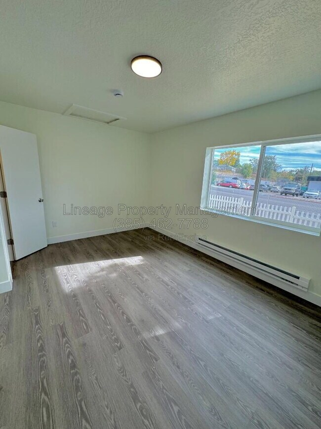 Building Photo - 412 W 20th St