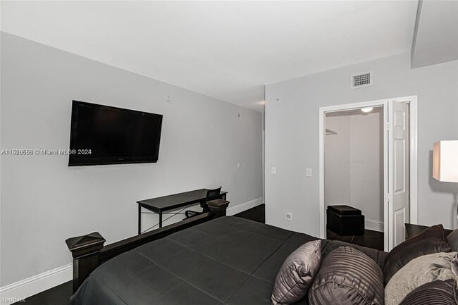 Building Photo - 2 br, 2 bath Condo - 17145 N Bay Rd Apt 4106
