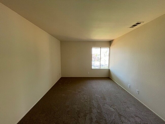 Building Photo - Pleasant Hill 2 bedroom 2 bath condo w/fre...