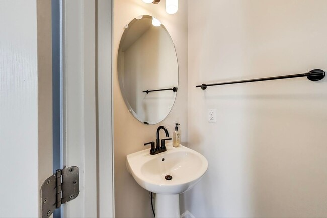 Building Photo - Luxurious on Lanham Hill - 3 + 3.5 Near New TH 3 bed + 3 Ba