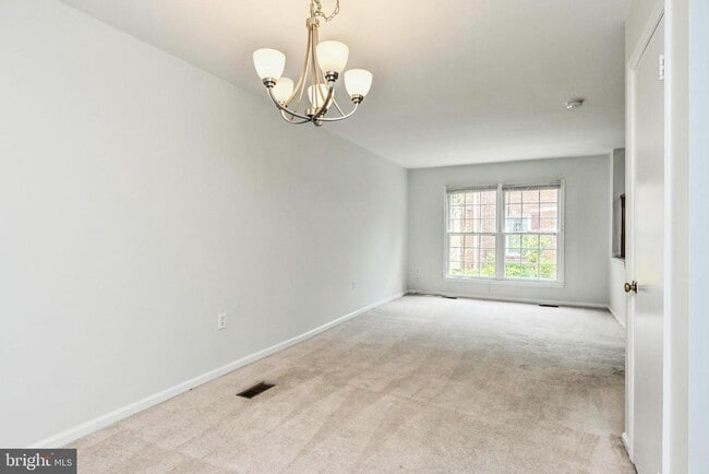Building Photo - 2406 S Walter Reed Dr