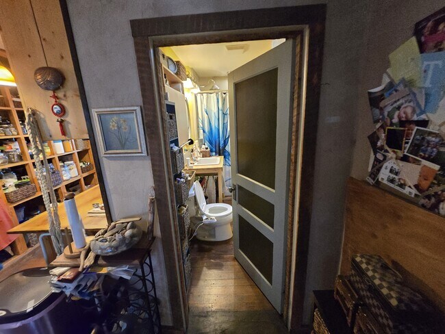 Building Photo - 417 E Tamarack St