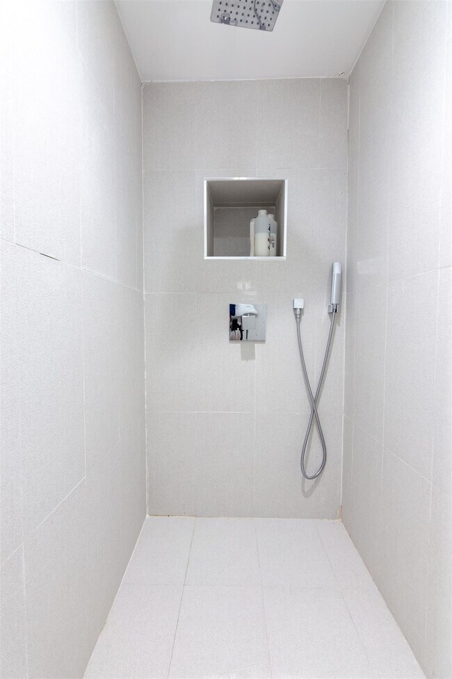 Building Photo - 9007 NE 10th Ave