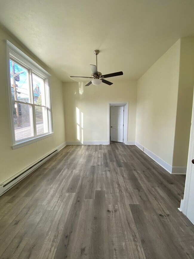 Building Photo - Updated 1 Bedroom Apartment now available!
