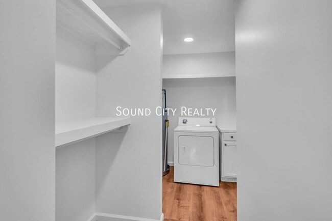 Building Photo - 3232 Hinkle Dr