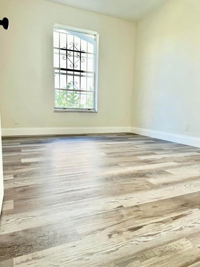 Building Photo - 1146 W 24th St