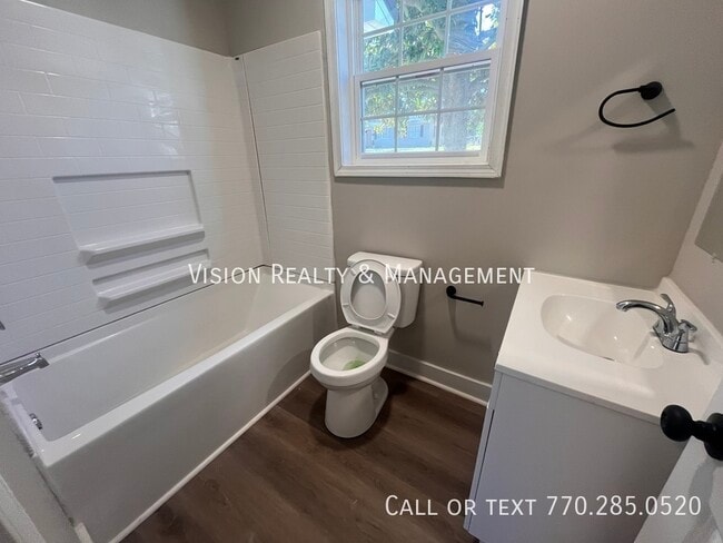 Building Photo - 107 Merrill St