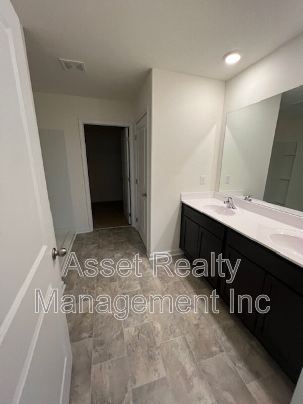 Building Photo - 305 Aspen Dr